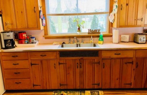Huron House | Lake Erie Retreat - Walk to Nickel Plate Beach