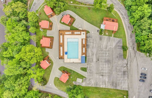 Smithville Cabin | Lake Front 2 Bedroom Cabin With a Pool and Bar & Grill