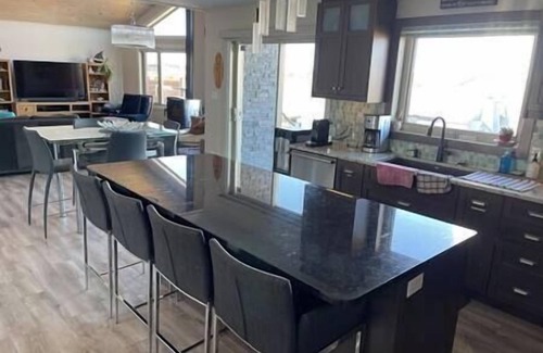 Gimli House | Lake Front 4 Bedroom Home with Hot Tub & Sauna