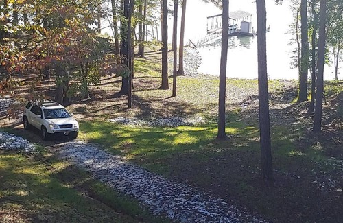 Seneca House | Lake Front Hartwell House 4.5 Miles to Clemson. 5 Bedrooms 3 Full Baths.14 Beds