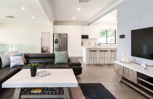 Arcadia Vale House | Lake Front Home - 4 Bedrooms - Pool & Jetty