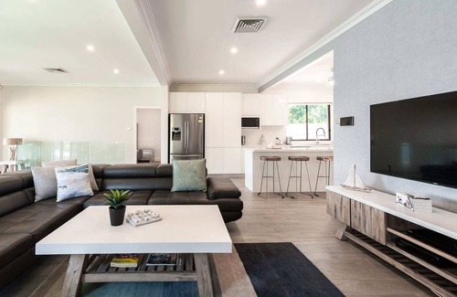 Arcadia Vale House | Lake Front Home - 4 Bedrooms - Pool & Jetty