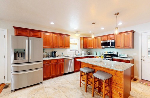 Ten Mile House | Lake Front house on Watts Bar Lake with large private dock, 2 screen porches