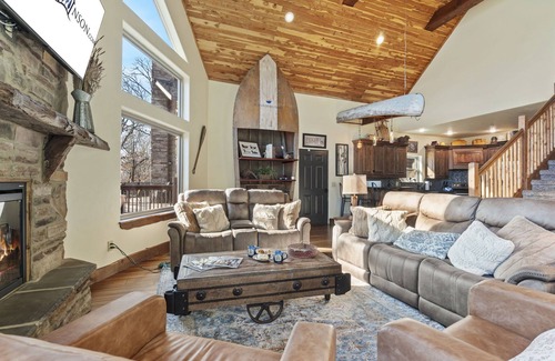 Branson House | Lake Front Lodge w Pool Table-Pvt Hot Tub-Wrap Around Deck-Free Daily Attraction Tickets