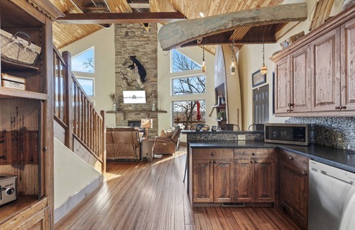 Branson House | Lake Front Lodge w Pool Table-Pvt Hot Tub-Wrap Around Deck-Free Daily Attraction Tickets