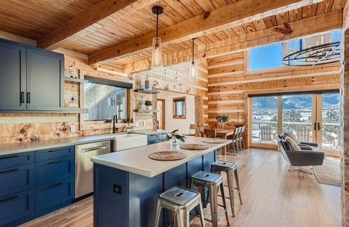Estes Park House | Lake Front! Mtn/Lake Views,HotTub,Gas FirePit,Walking Trail to town & shopping