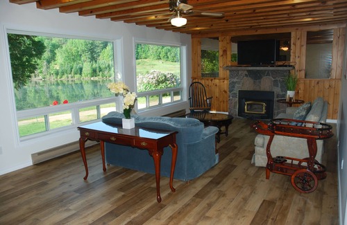 Madawaska Valley House | Lake front newly renovated house