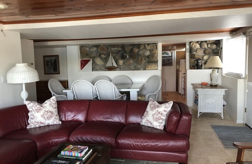 Glenwood Springs House | Lake Geneva Waterfront, beautiful family cottage in Glenwood Springs. Fontana