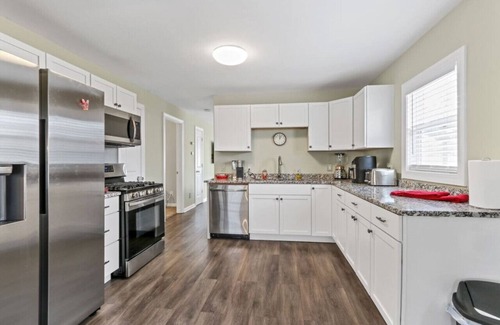 Como Apartment | Lake Geneva Retreat—Short Drive to Beach, Fast WiFi!