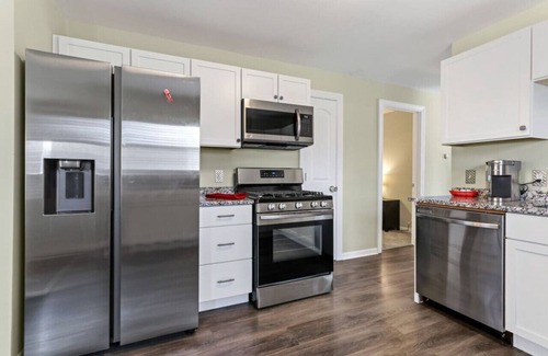 Como Apartment | Lake Geneva Retreat—Short Drive to Beach, Fast WiFi!