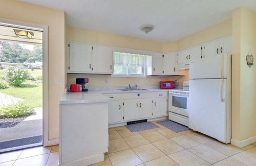 Lake George House | Lake George Townhome w/Deck: 2 Mi to The Outlets!