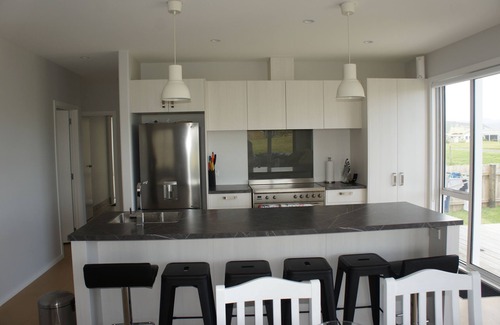 Matarangi House | Lake, golf and mountain views