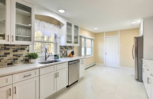 Lake Grove House | Lake Grove Getaway ~ 7 Mi to the Beach!