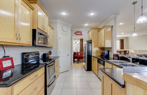 Hot Springs House | Lake Hamilton Getaway on Quiet Cove! Close to Races, a central location!