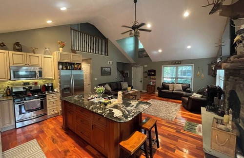 Nesquehoning House | Lake Hauto 3 bedroom loft, sleeps 20+ nJim Thorpe close basement game room