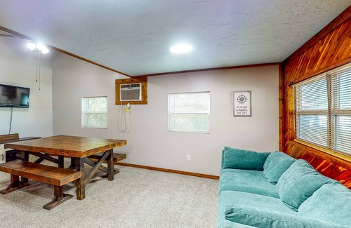 Onalaska Cottage | Lake Home Retreat - Pool - Boat Launch