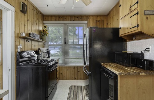 Anchorville House | Lake house, 5 bedrooms, 2 baths. and dog friendly