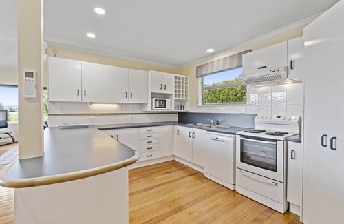 Wharewaka Apartment | Lake House - On Pokaka