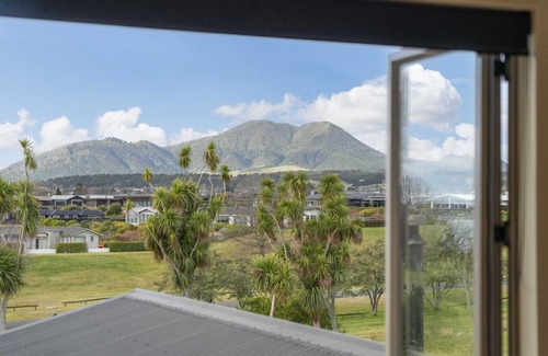 Wharewaka Apartment | Lake House - On Pokaka