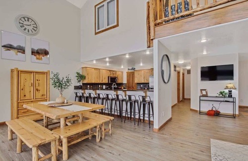 Cascade House | Lake House Sleeps 18, Hot Tub - Year-Round Adventu