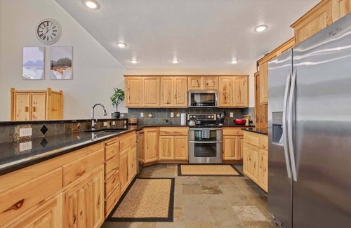 Cascade House | Lake House Sleeps 18, Hot Tub - Year-Round Adventu