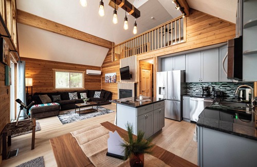 Irons House | Lake House with Private Beach Where Sunsets Mesmerize <>