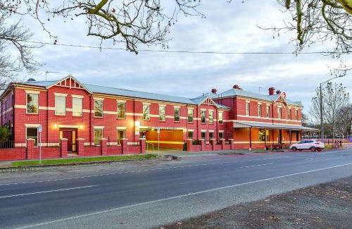 Ballarat Hotel | Lake Inn - Ballarat