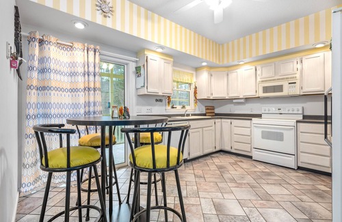 Salem House | Lake Jocassee retreat on two acres! New hot tub, Devil’s Fork State Park