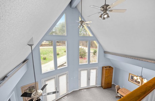 Salem House | Lake Jocassee retreat on two acres! New hot tub, Devil’s Fork State Park