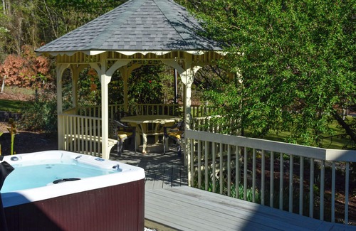 Salem House | Lake Jocassee retreat on two acres! New hot tub, Devil’s Fork State Park
