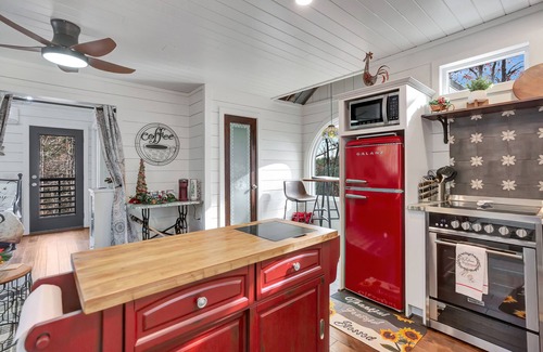 Salem House | Lake Jocassee sunflower tree house