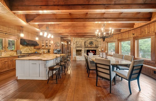 Gainesville House | LAKE LANIER CASTLE.YOUR OWN PRIVATE RESORT. BOATS, JETSKIS. PICKLEBALL, POOL