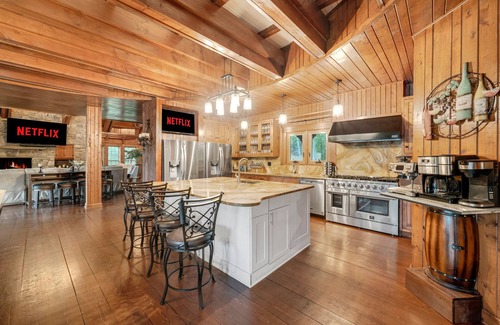 Gainesville House | LAKE LANIER CASTLE.YOUR OWN PRIVATE RESORT. BOATS, JETSKIS. PICKLEBALL, POOL