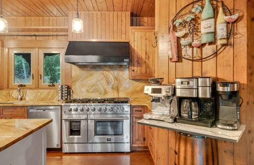 Gainesville House | LAKE LANIER CASTLE.YOUR OWN PRIVATE RESORT. BOATS, JETSKIS. PICKLEBALL, POOL