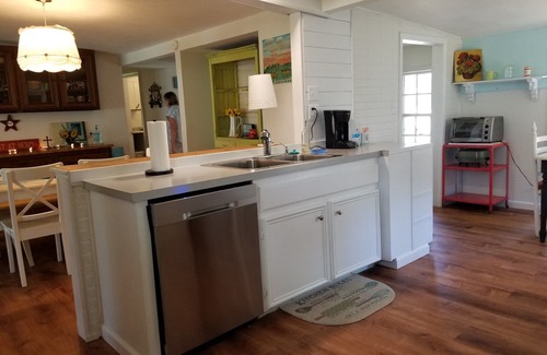 Kingsland Cottage | Lake LBJ - Constant Level Waterfront on Chevy Cove - 4 king beds