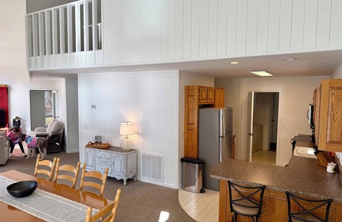 Lakemont House | <> LAKE LEVEL Green Acres – Your lakefront place to be!