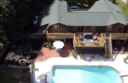 Chapin House | Lake living in a relaxed family and pet-friendly home