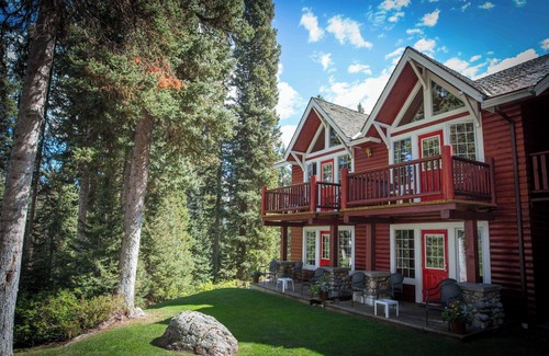 Lake Louise Cabin | Lake Louise Suite | Mountain Views & Fireplace