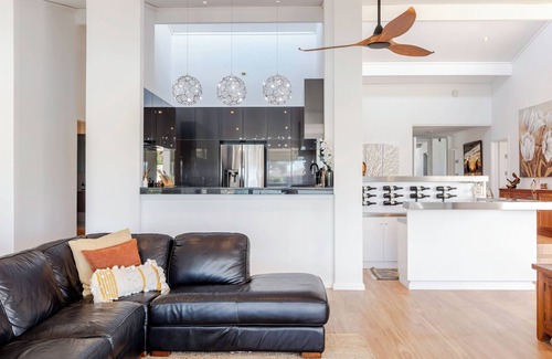West Lakes Shore House | Lake Luxe - Waterfront, Pool, Free WiFi & Parking