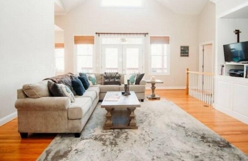 Penhook House | Lake luxury: Hot tub, Wifi, ping pong, pool, air hockey table