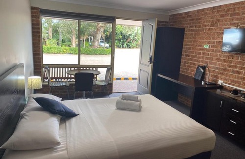 Marks Point Hotel | Lake Macquarie Motor Inn