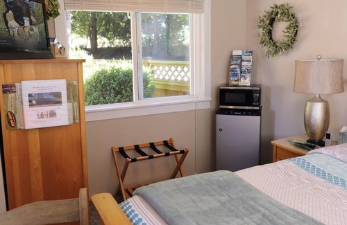 Warm Beach Cottage | Lake Martha Cottage & Glassblowing Studio