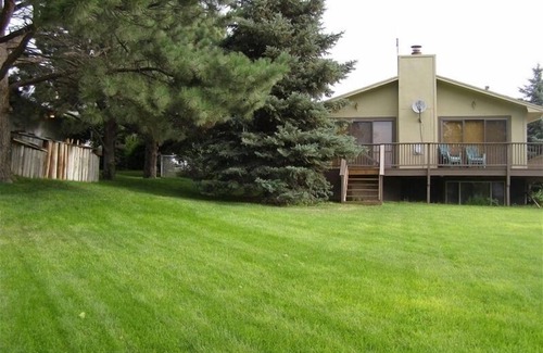 Lonergan House | Lake McConaughy home, One King, Three Queen size beds, Dish TV, and WIFI.