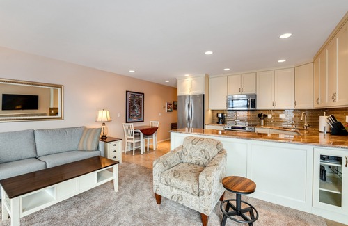 Chelan Condo | Lake & Mountain View Condo with Free WiFi, Shared Pool, Hot Tub, & Fitness Room