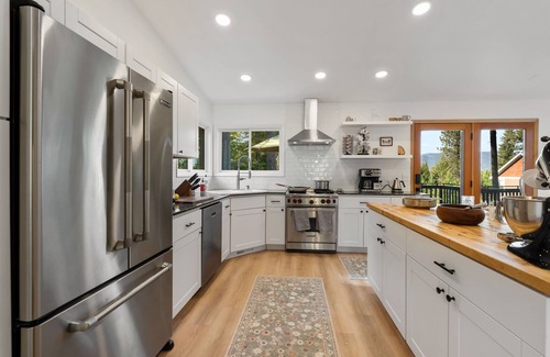 Sagle House | Lake+Mountain Views - Secluded Lodge Retreat