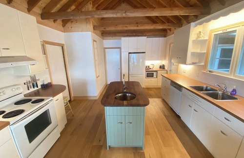 Muskoka Lakes Cottage | Lake Muskoka 1,000+ Feet of Private Beaumaris Shoreline