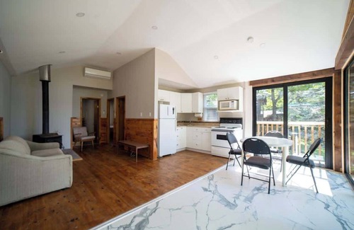 Muskoka Lakes Cottage | Lake Muskoka Deluxe 2-bdrm Cottage - Pier 100 #60