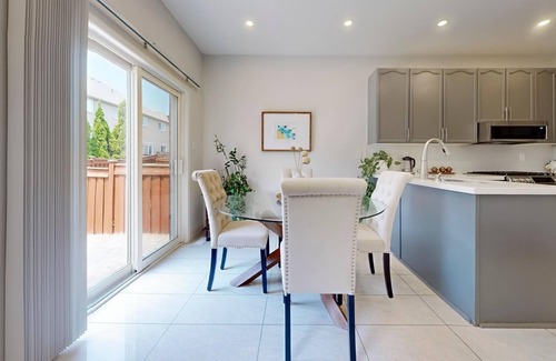 Richmond Hill House | Lake Nearby Townhouse