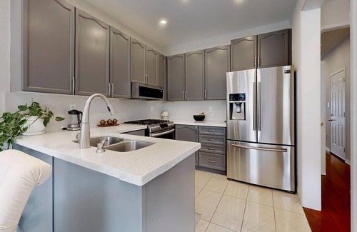 Richmond Hill House | Lake Nearby Townhouse