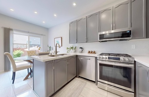 Richmond Hill House | Lake Nearby Townhouse